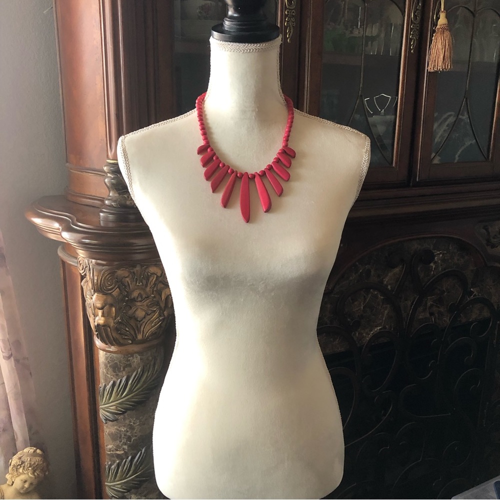 Vintage deep fuchsia wood bead necklace - Picture 6 of 9